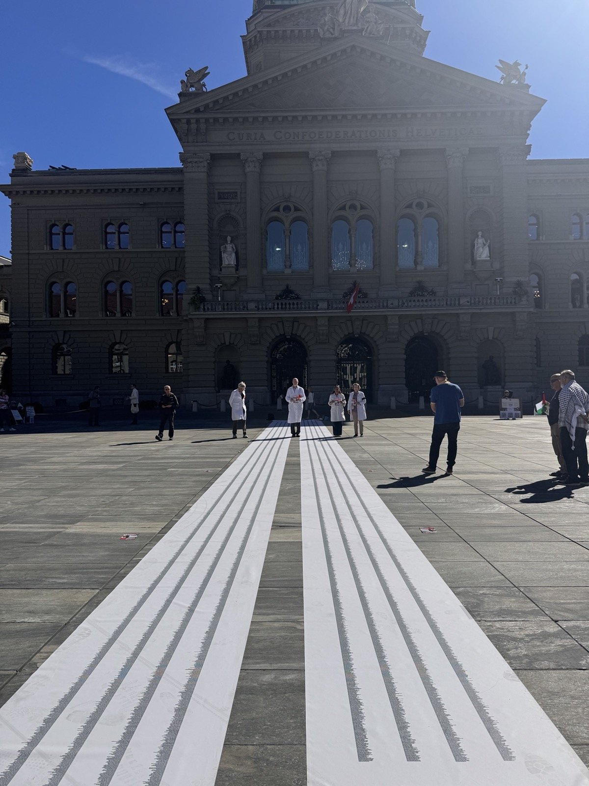 60'000 nomi davanti al Palazzo federale, all'inizio dei lavori del Parlamento.